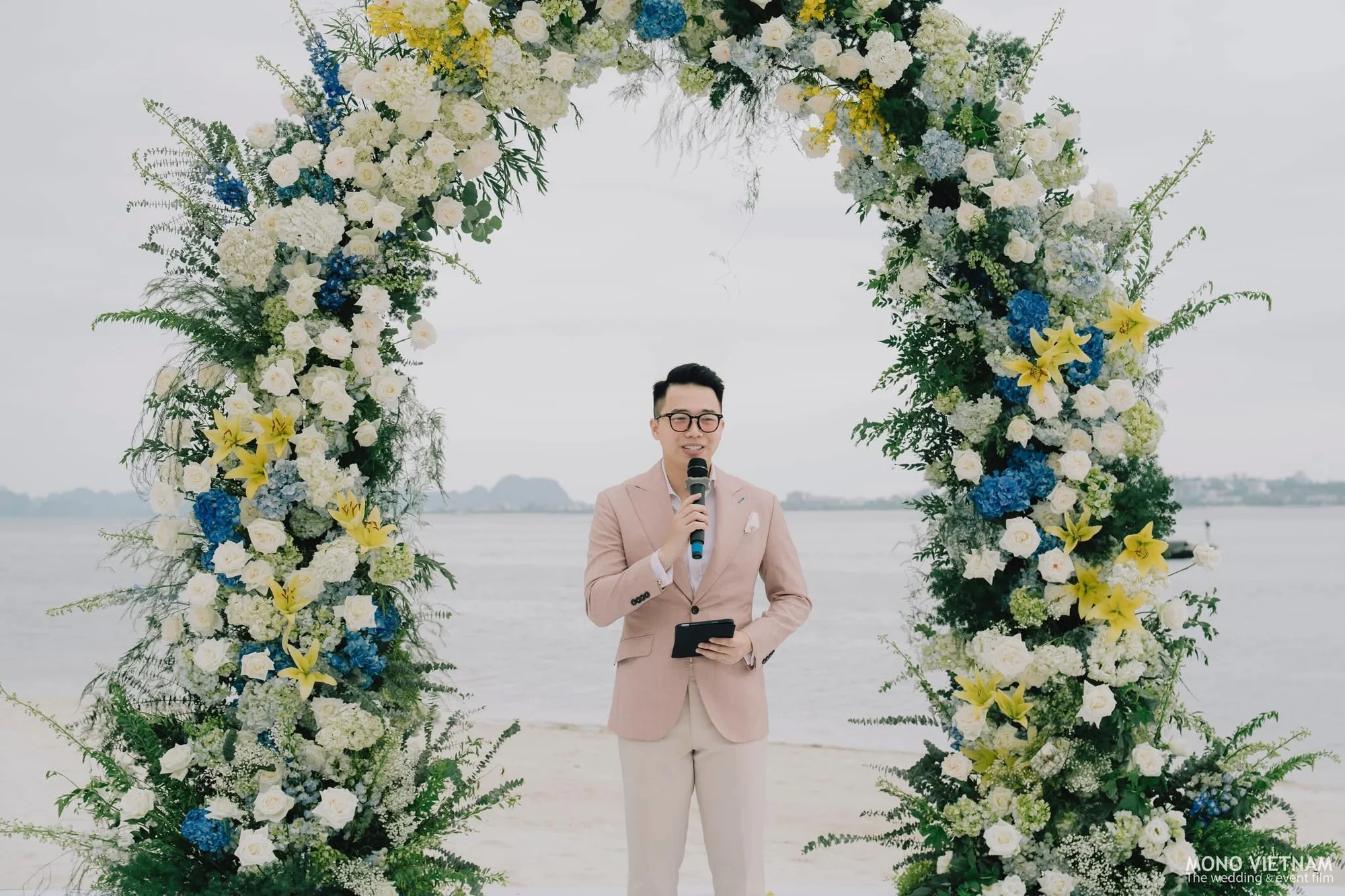 Sơn Tùng hosting Haley and Johnny's ceremony