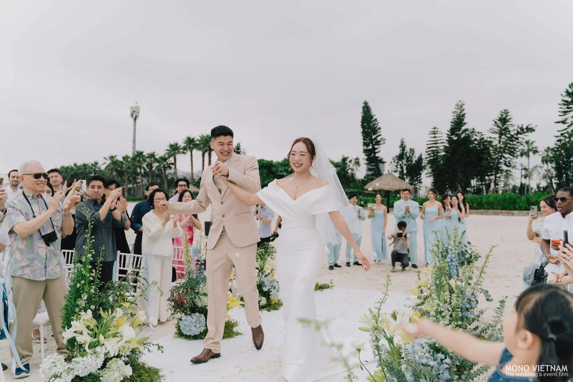 Guests cheering Haley and Johnny during the Hạ Long ceremony
