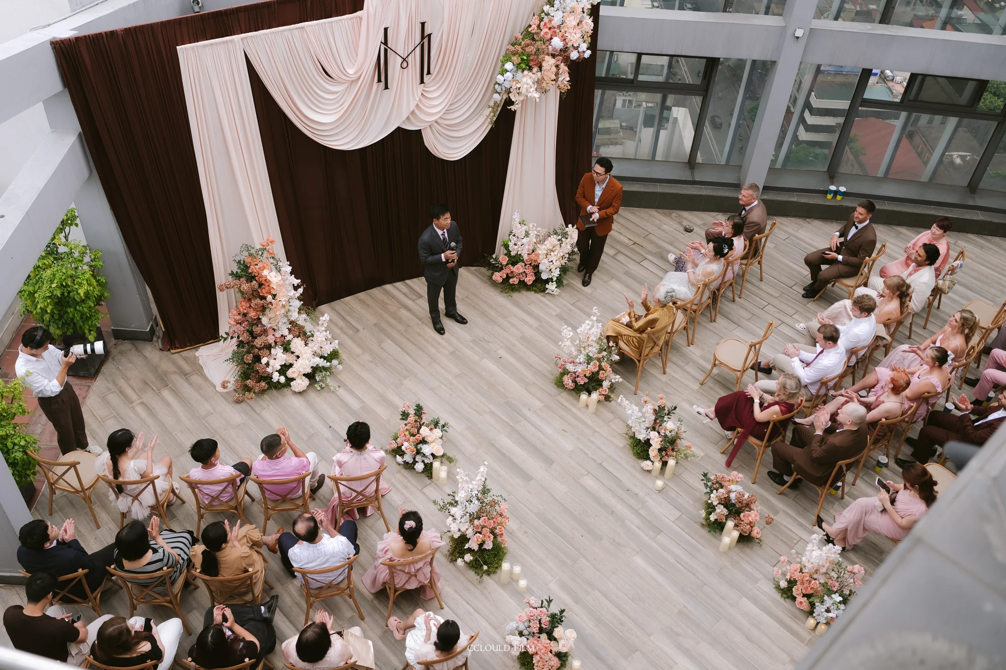 Guests gathered around Trà My and Henry's ceremony