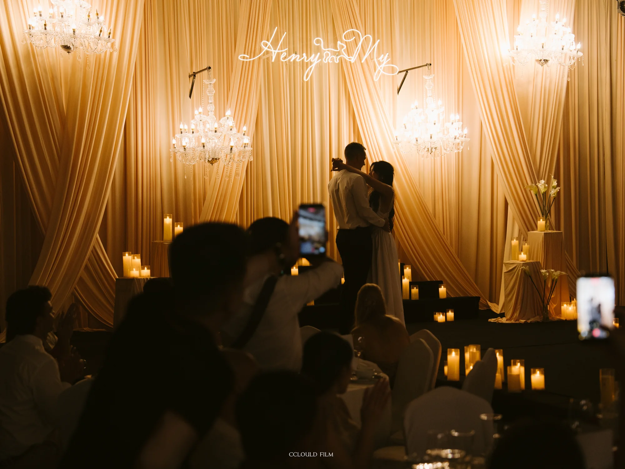 Guests watching Trà My and Henry's first dance