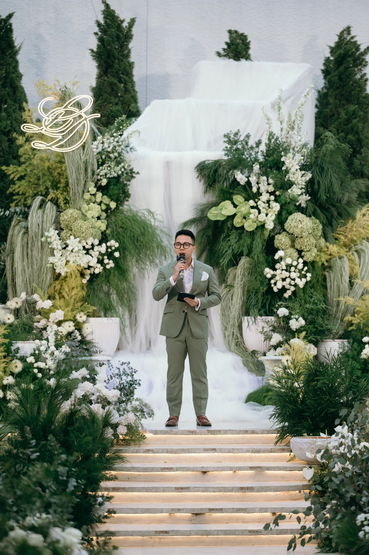 Sơn Tùng hosting Linh and Dan’s outdoor wedding ceremony