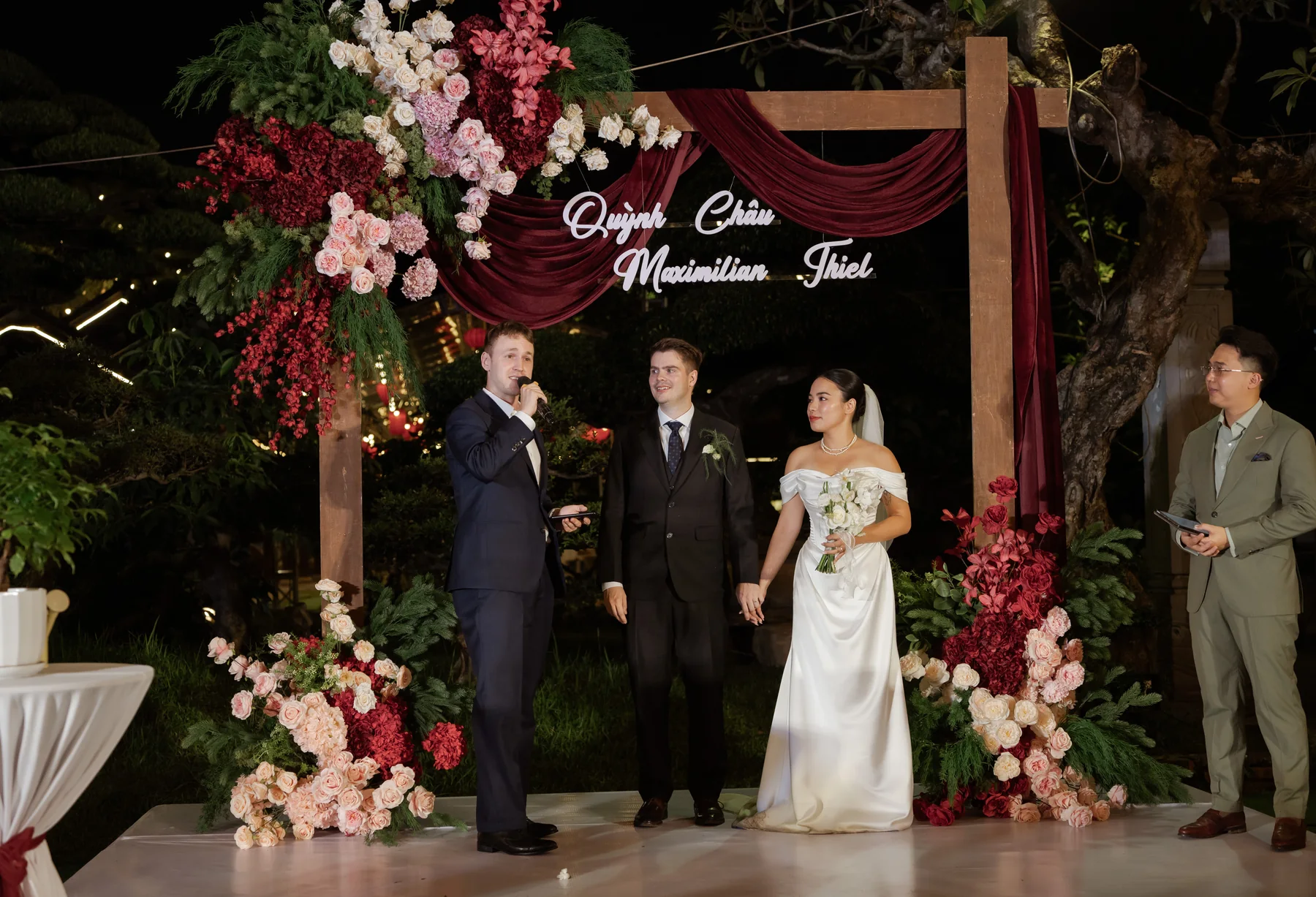 Sơn Tùng hosting Max and Quỳnh Châu’s wedding ceremony