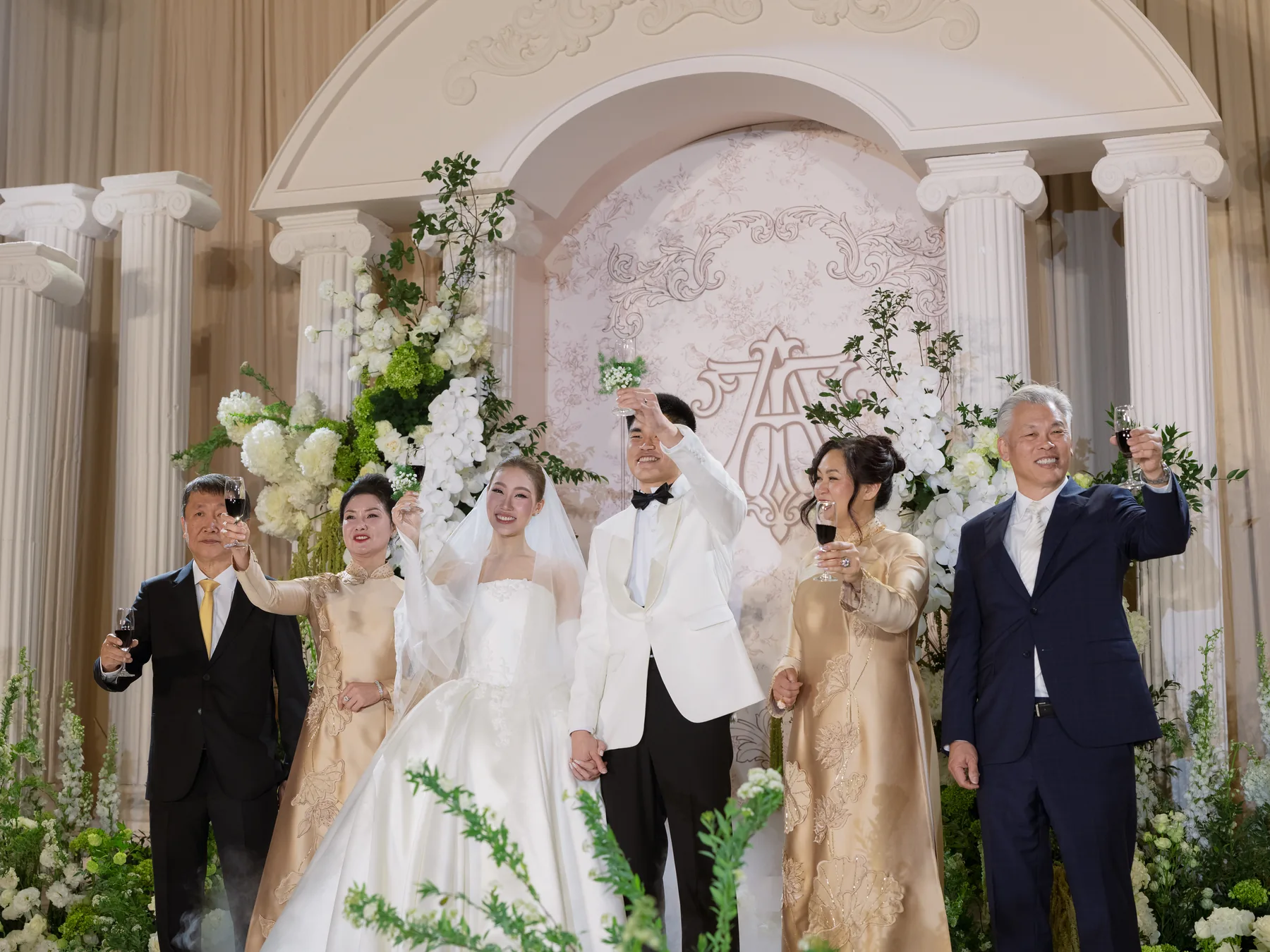 Tuệ Anh and Tatsumi with both families