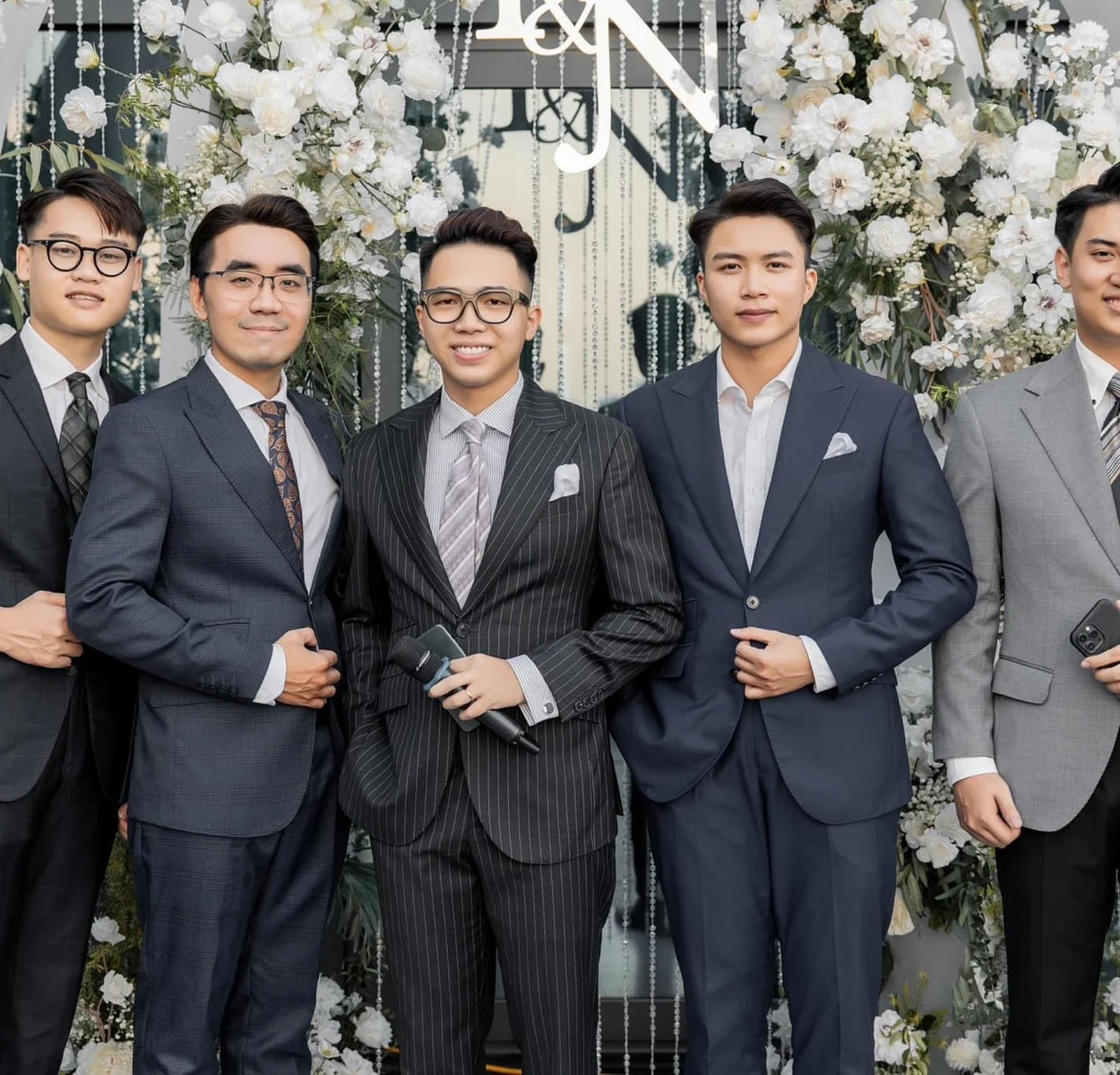 Ảnh cộng đồng MC trong lễ cưới, thể hiện đội ngũ và kết nối nghề nghiệp