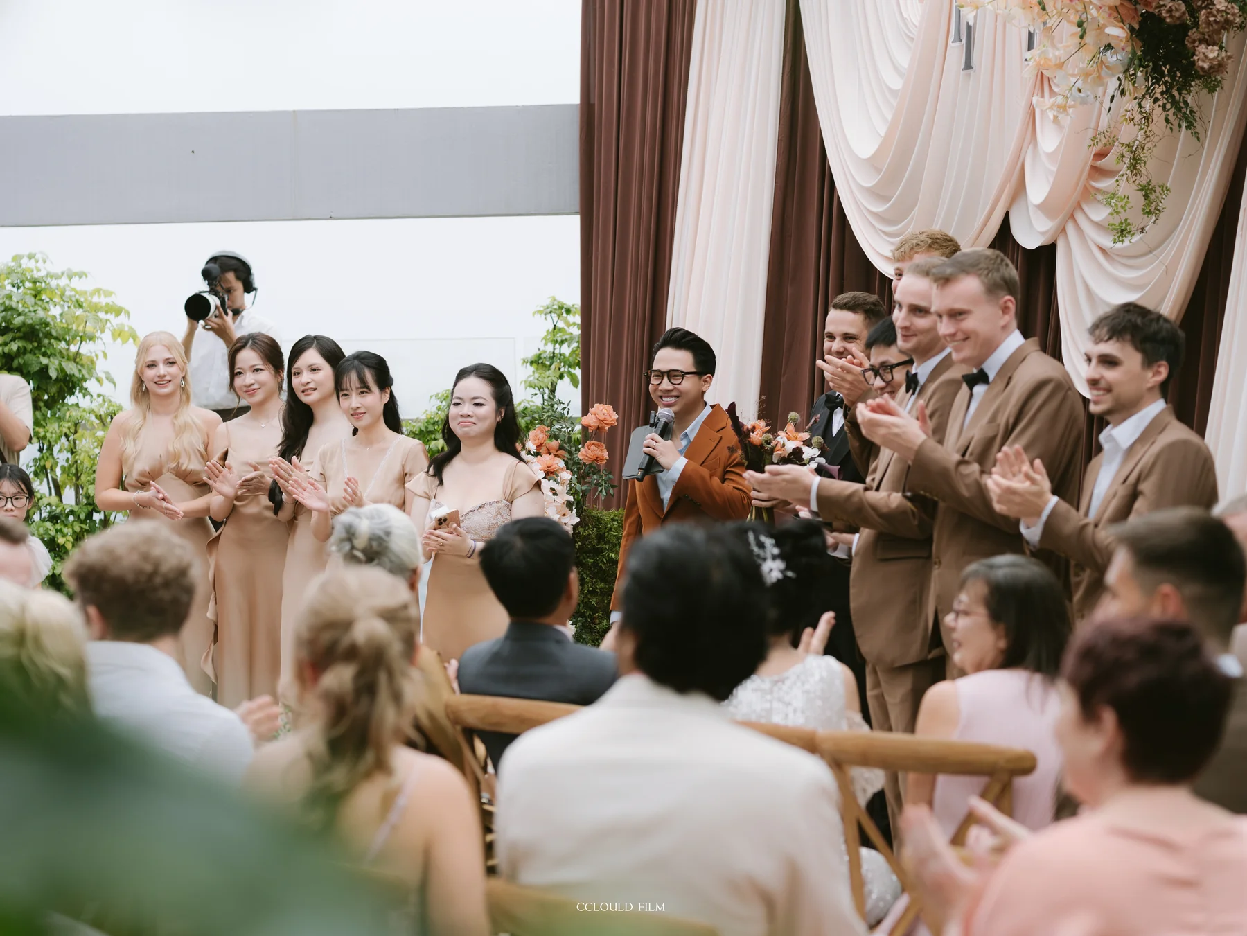 Sơn Tùng kết nối khách mời quốc tế trong khoảnh khắc mọi người vỗ tay tại lễ cưới