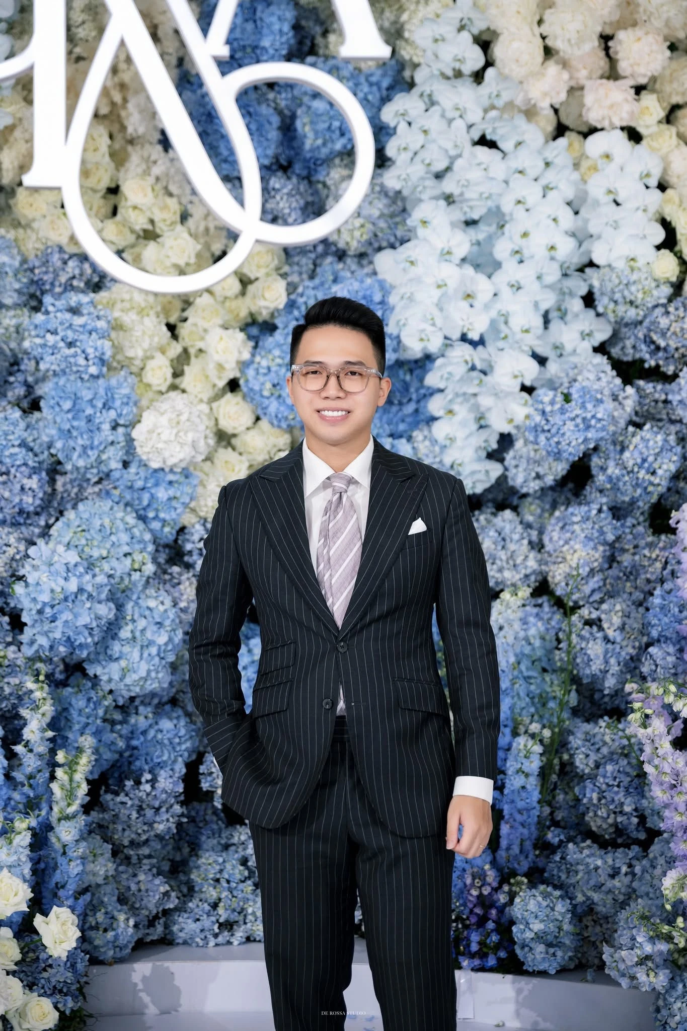 MC Sơn Tùng dẫn chương trình tại một lễ cưới
