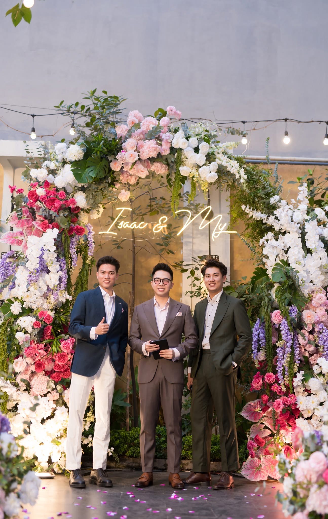 MC Sơn Tùng cùng học viên trên sân khấu sự kiện thực tế