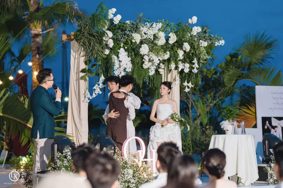 Khoảnh khắc thực tế trong lễ cưới do MC Sơn Tùng đồng hành