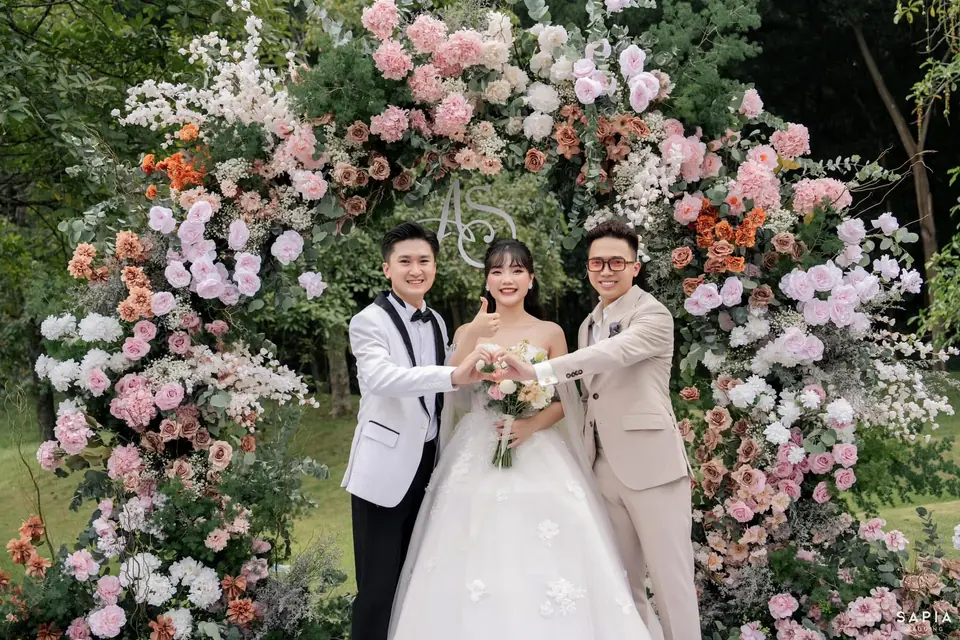 Khoảnh khắc thực tế trong lễ cưới do MC Sơn Tùng đồng hành