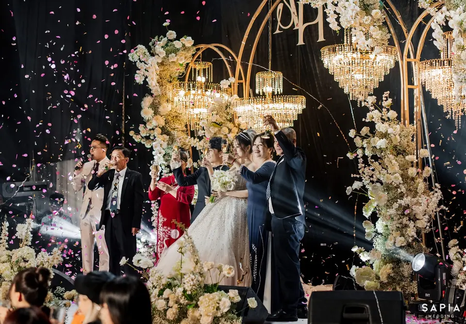 Khoảnh khắc thực tế trong lễ cưới do MC Sơn Tùng đồng hành