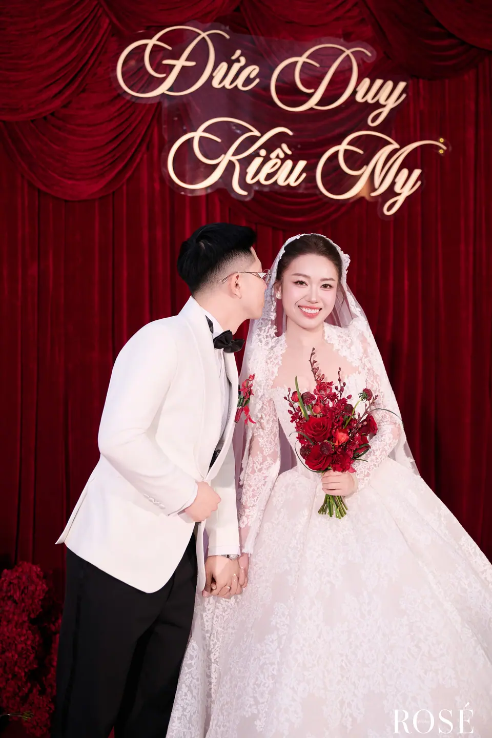 Khoảnh khắc thực tế trong lễ cưới do MC Sơn Tùng đồng hành