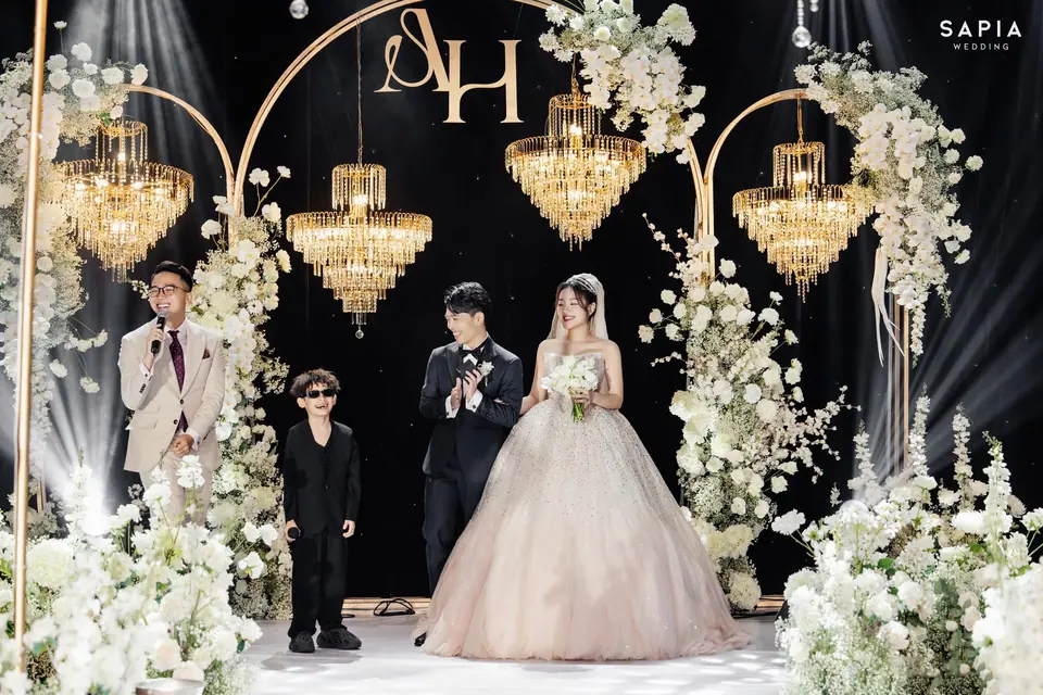 Khoảnh khắc thực tế trong lễ cưới do MC Sơn Tùng đồng hành