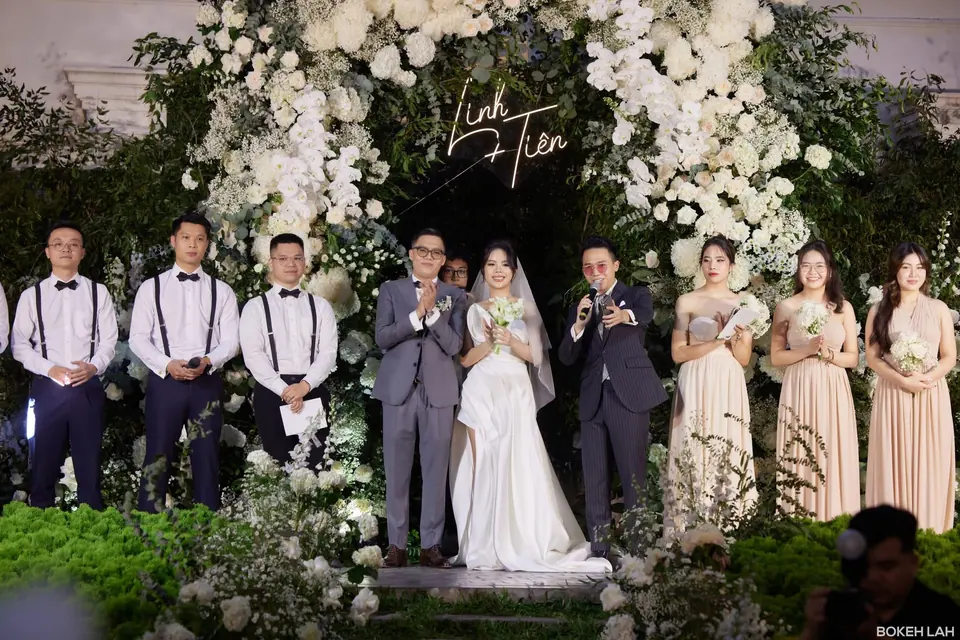 Khoảnh khắc thực tế trong lễ cưới do MC Sơn Tùng đồng hành