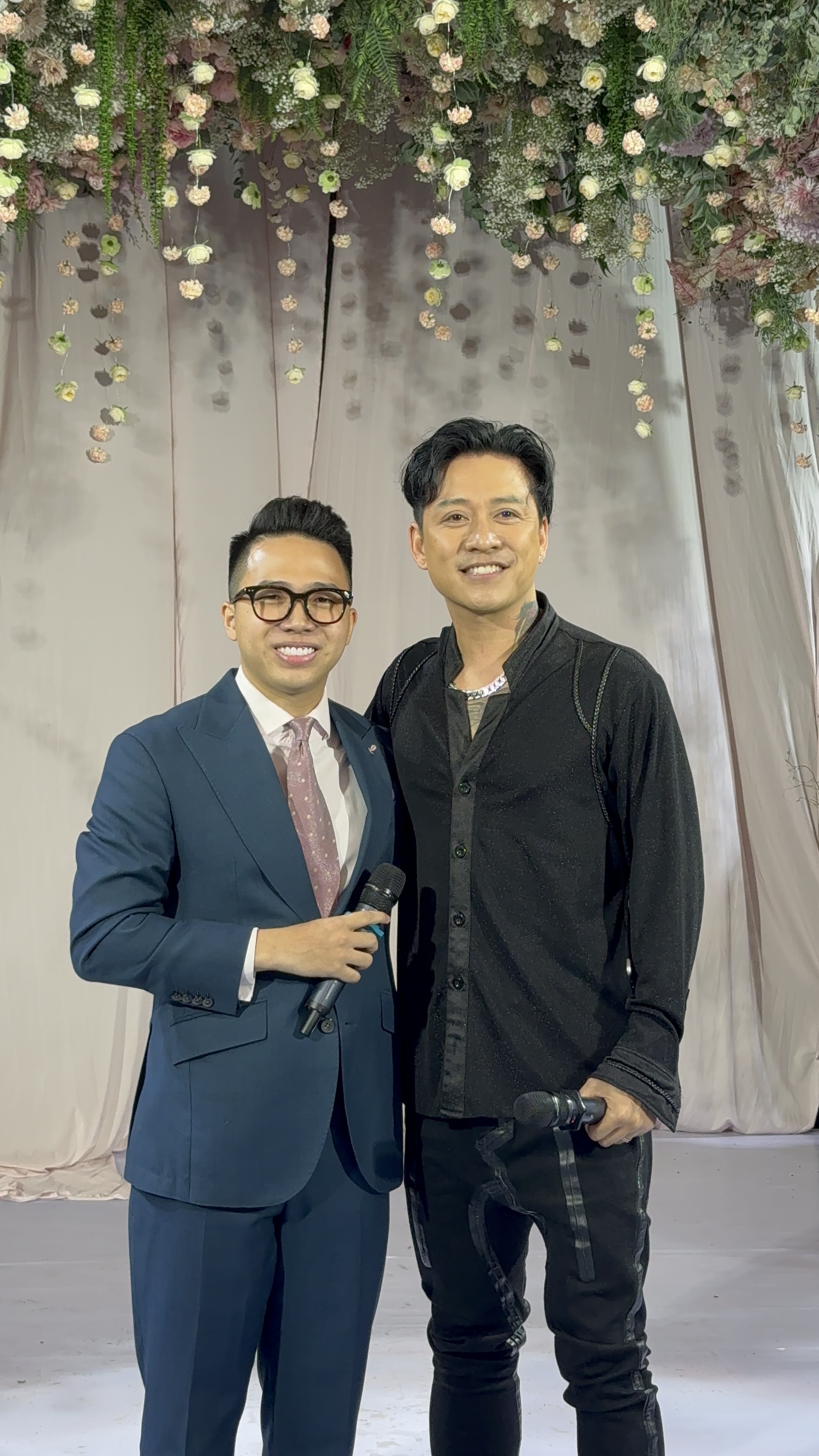 Ảnh MC Sơn Tùng cùng Ca sĩ Tuấn Hưng