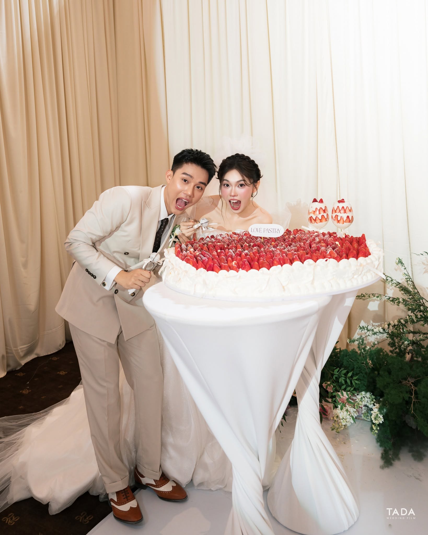 Hoàng Sơn và Ly Phạm bên bánh cưới