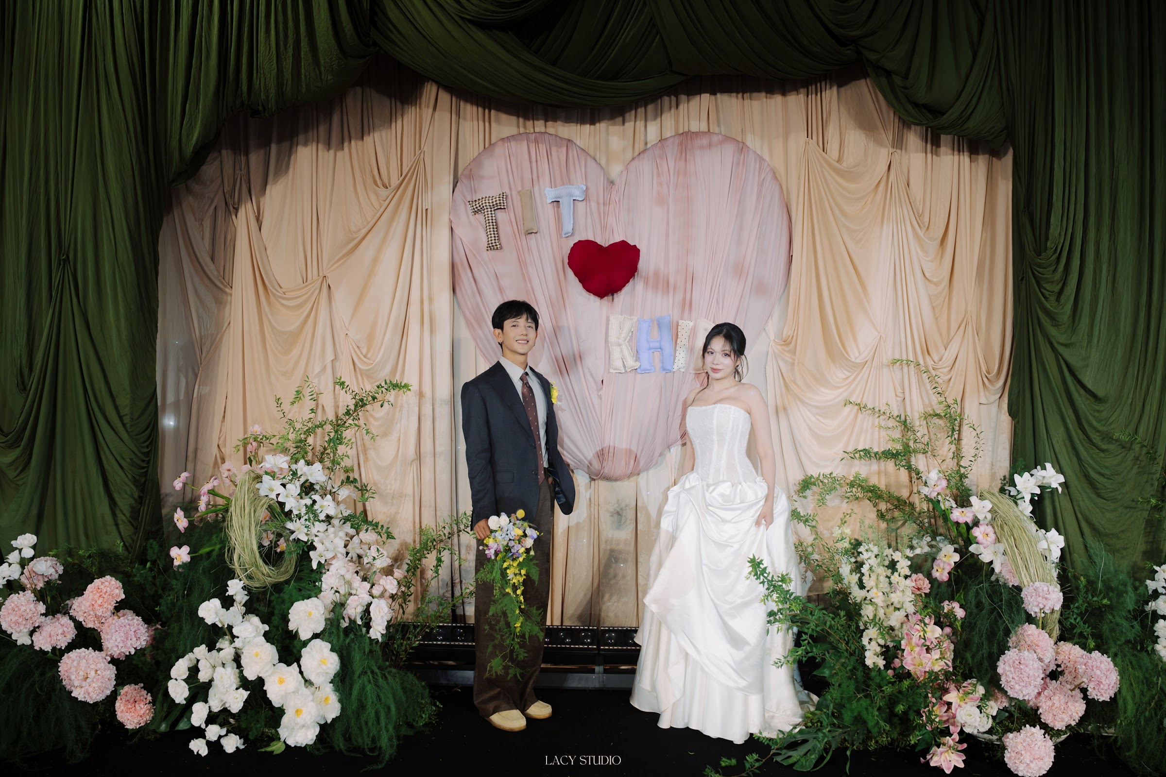 Lễ cưới Quốc Tít & Diệp Khanh do MC Sơn Tùng dẫn dắt