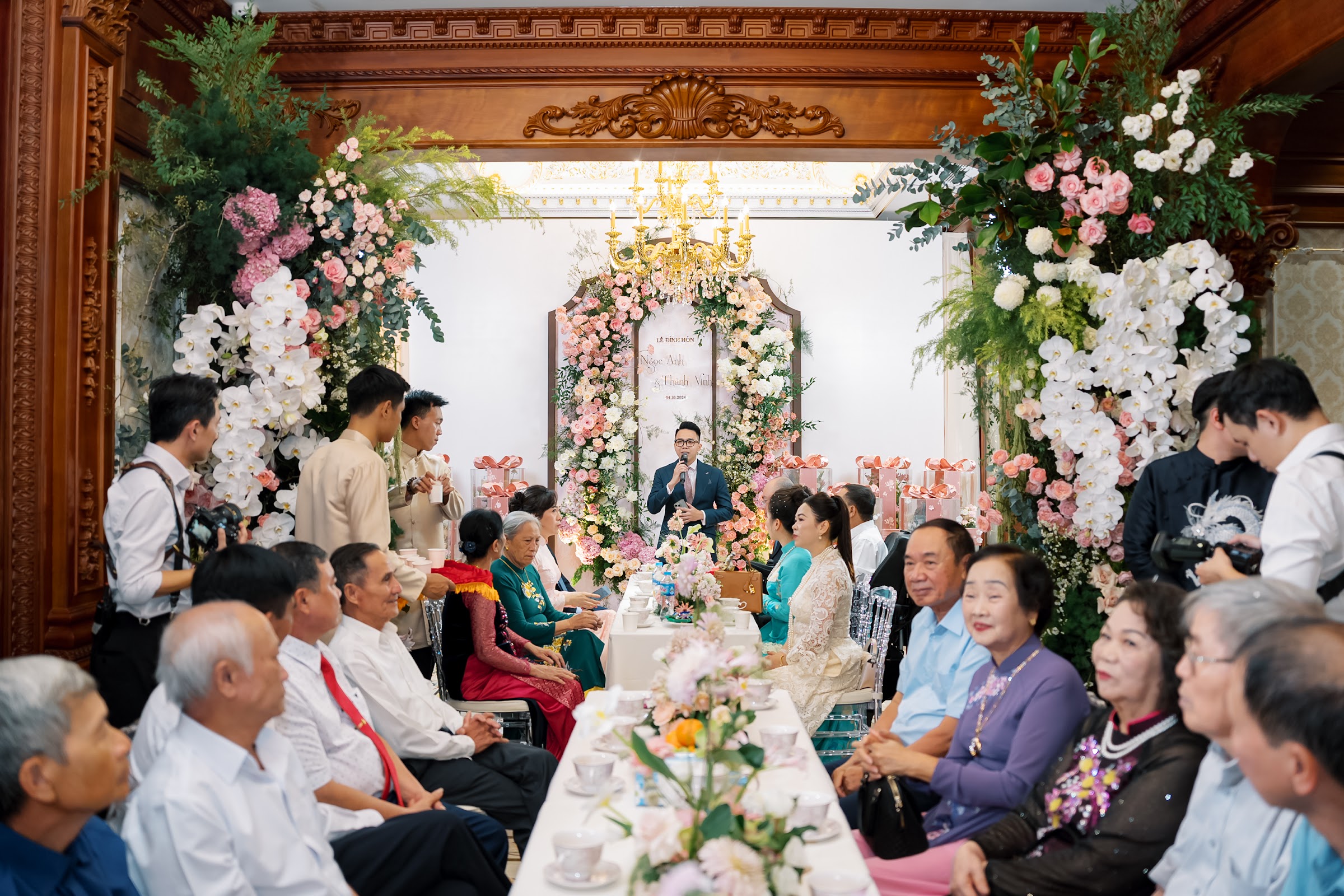 Khách mời trong tiệc cưới